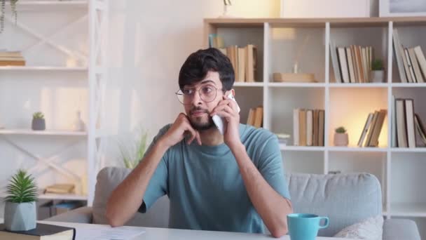 Gelukkig telefoongesprek mobiele verrassing opgewonden man wow — Stockvideo