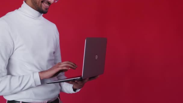 Ноутбук человека интернет-маркетинга — стоковое видео