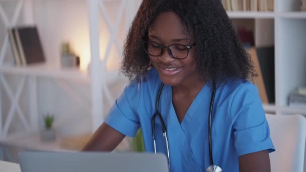 Female nurse medical service healthcare laptop — Stock Video