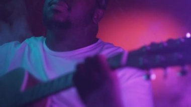 müzik sahne sanatçısı gitarist adam neon ışığı