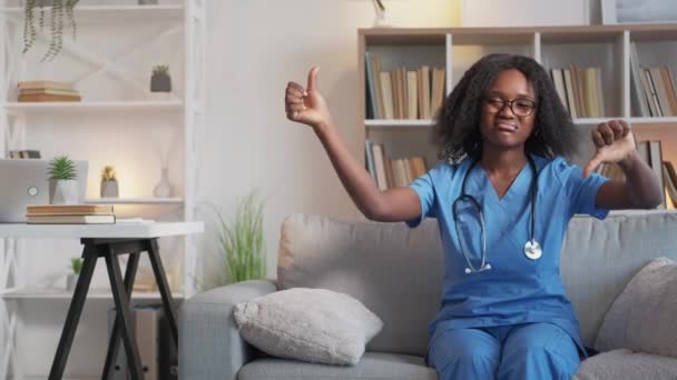 Медицинское неодобрение медсестра не любит женскую больницу — стоковое видео