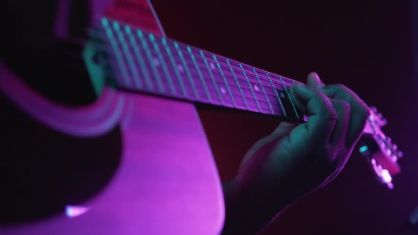 Gitarre Show Musik Ereignis Performer Mann Neon-Licht — Stockvideo