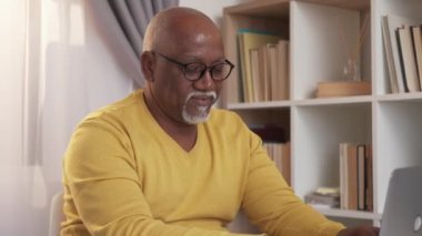 Isınma egzersizleri kıdemli adam statik iş Afrikalısı