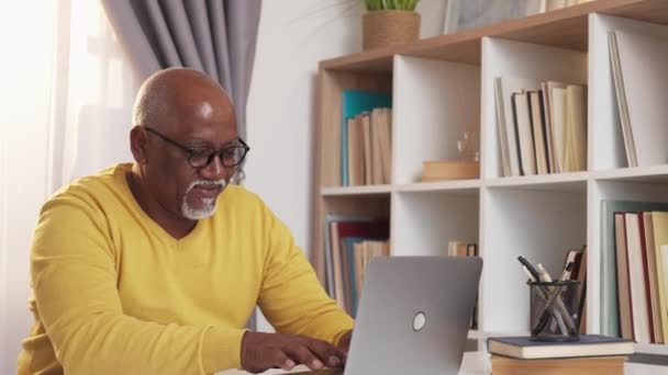 Comunicación en línea feliz anciano hombre distancia — Vídeo de stock