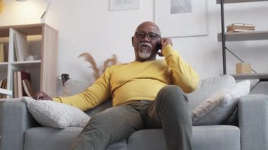 mobil iletişim kıdemli adam hoş sohbeti