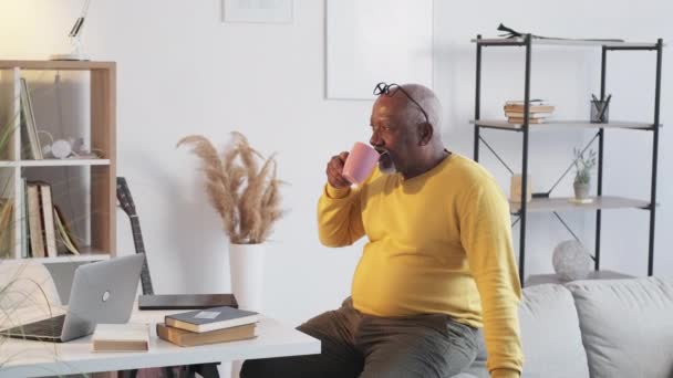 Рабочая пауза счастливый пожилой человек наслаждаясь отдыхом расслабленным — стоковое видео