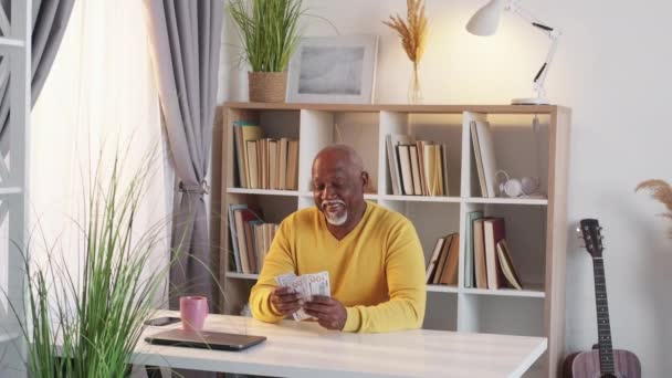 Денежный доход счастливый пожилой человек хороший доход — стоковое видео