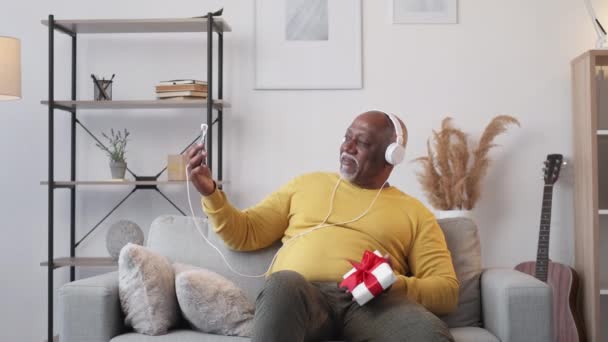 Saludo virtual feliz hombre de edad avanzada videoconferencia — Vídeo de stock