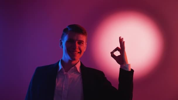 Goede keuze ondersteunende man neon licht portret — Stockvideo