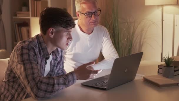 Papá hijo película en línea internet ocio portátil casa — Vídeos de Stock