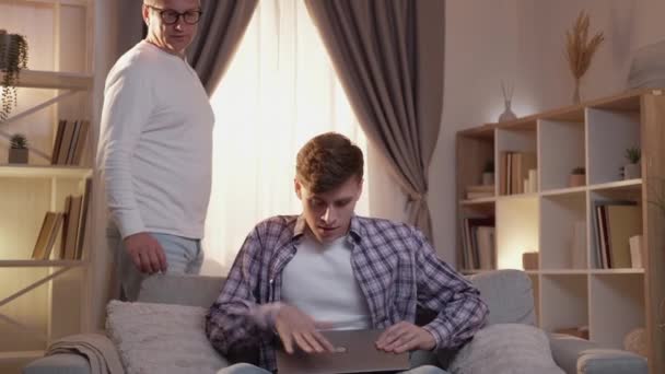 Özel sohbet yetişkin içerikli oğul dizüstü bilgisayar baba evde — Stok video
