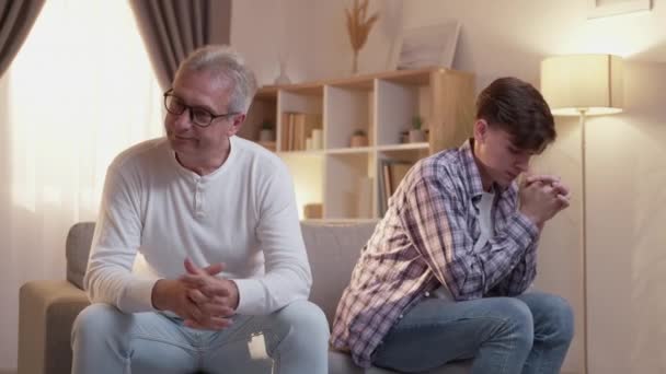 Familie ruzie vader zoon conflict onenigheid thuis — Stockvideo