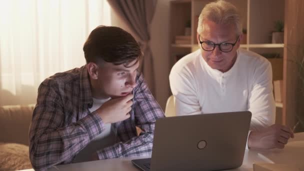 Сімейний інтернет дозвілля батько син ноутбук будинок — стокове відео