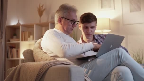 Отец сын отдыха семьи вместе ноутбук домой — стоковое видео