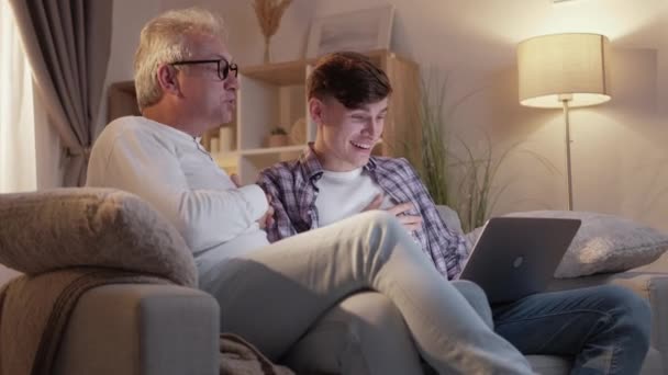 Aile evi eğlencesi ebeveynlik bağı kurma baba oğul — Stok video