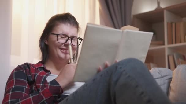 Studiare studente compiti a casa gioia lettura donna a casa — Video Stock