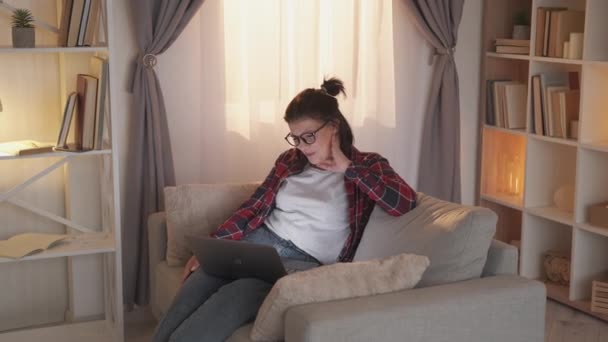 Videochat Internet-Anruf Laptop Frau Couch zu Hause — Stockvideo