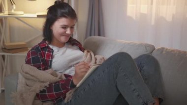 Günlük boş zaman yaratıcı yazar ev kadını kanepesi