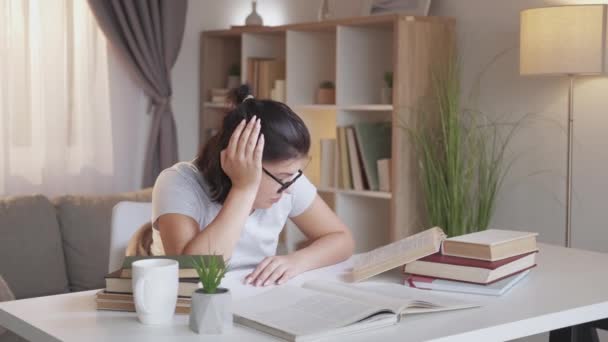 Cansado estudiante estudio presión somnoliento chica tarea — Vídeos de Stock