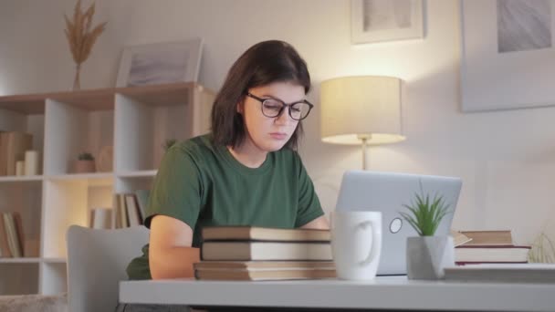 Munka fáradtság kimerült diák nő laptop otthon — Stock videók