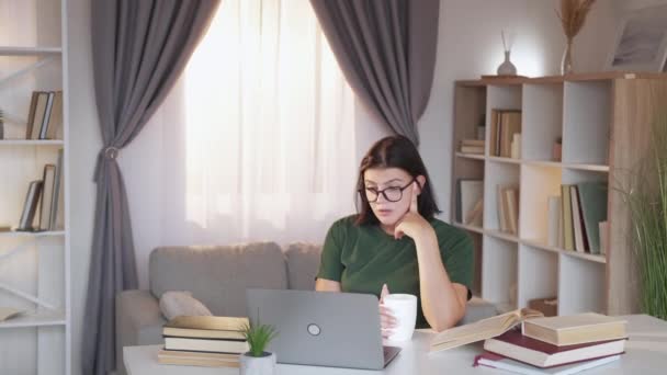 Vídeo chat internet comunicación mujer portátil — Vídeos de Stock