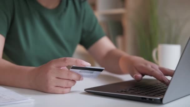 Digitální platba online bankovnictví žena karta notebook — Stock video