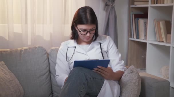 Trabalho médico relatório médico mulher preenchimento formulário — Vídeo de Stock