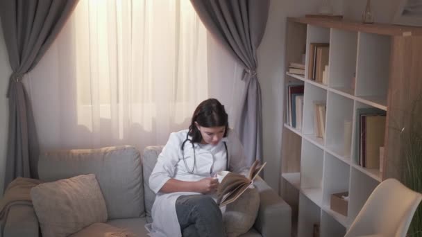 Медична освіта хвороби вивчають жінку лікар книга — стокове відео