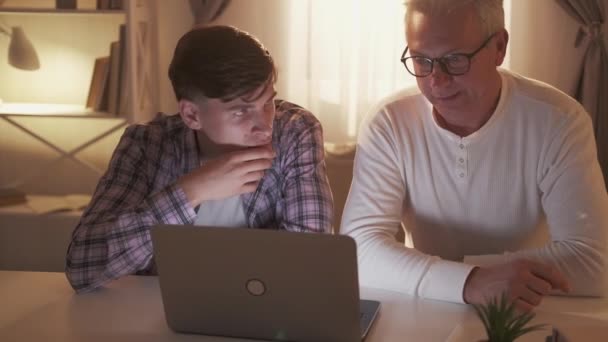 Πατρότητα ελεύθερος χρόνος στο διαδίκτυο προσφορά πατέρας γιος — Αρχείο Βίντεο