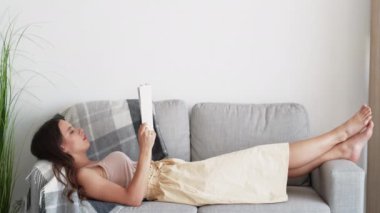 Sıkıcı ders mim kadın sinir bozucu eğitim