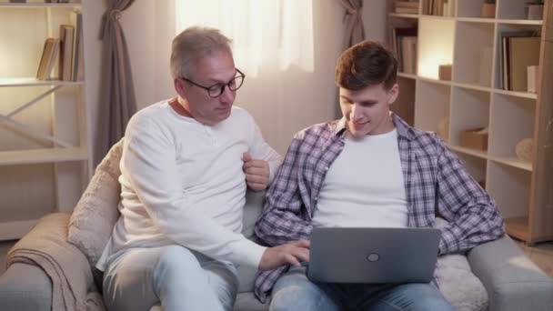 Padre de apoyo padre ayudar a enseñar hijo portátil — Vídeos de Stock