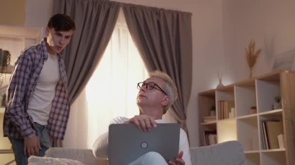 Online privacy internet secret father laptop son — Stock Video