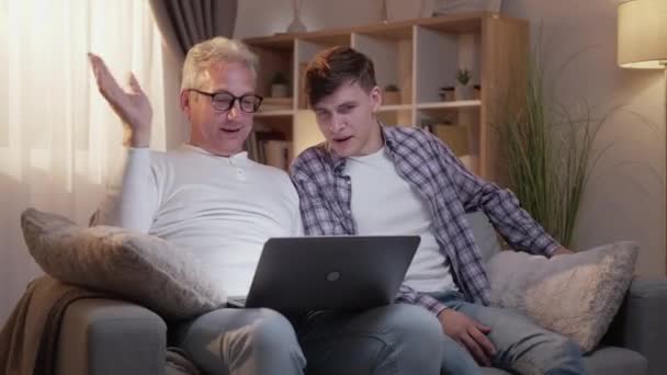 Familienkommunikation Vater Sohn zusammen Laptop — Stockvideo