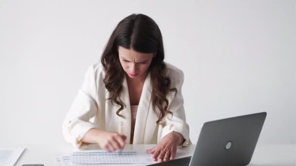 間違ったデータ神経症の女性は仕事のミームを強調し — ストック動画