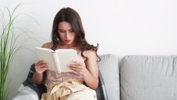 Μελέτη έμπνευση ανάγνωση γυναίκα μιμείται την έκφραση — Αρχείο Βίντεο