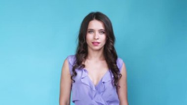 Meraklı kadın mimiklerini izliyordum.