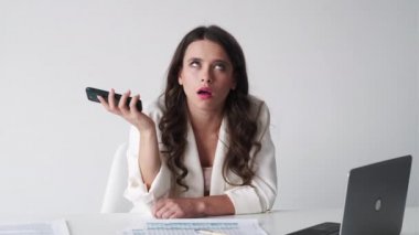 Bla-bla yüz ifadesi Sıkıcı kadın cep telefonu çağrısı