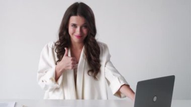 İyi iş, kadınlara ilham verir.