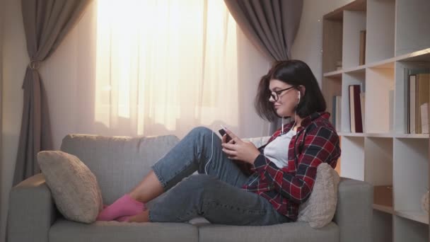 Телефон розваги інтернет дозвілля жінка диван — стокове відео