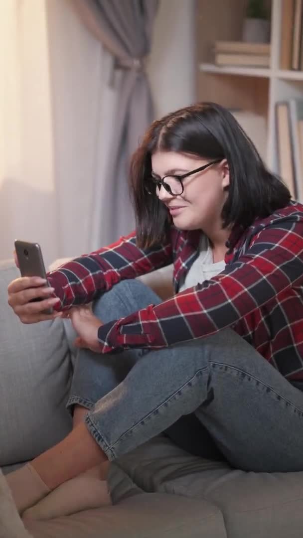 Интернет общение онлайн знакомства женский звонок — стоковое видео