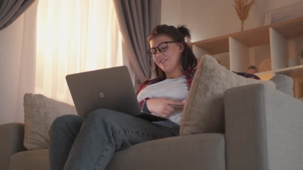 Ноутбук відео дзвінок інтернет зв'язок жінка — стокове відео