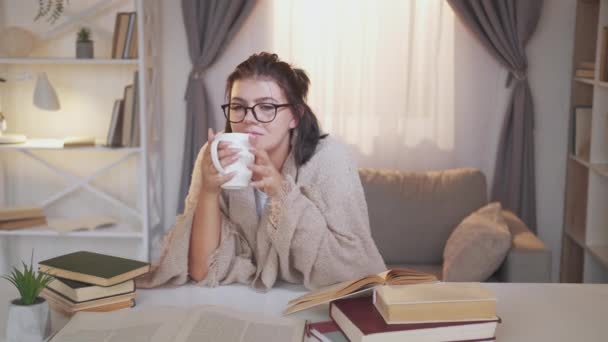 Кабинет перерыв наслаждаясь кофе женщина расслабиться уютный дом — стоковое видео