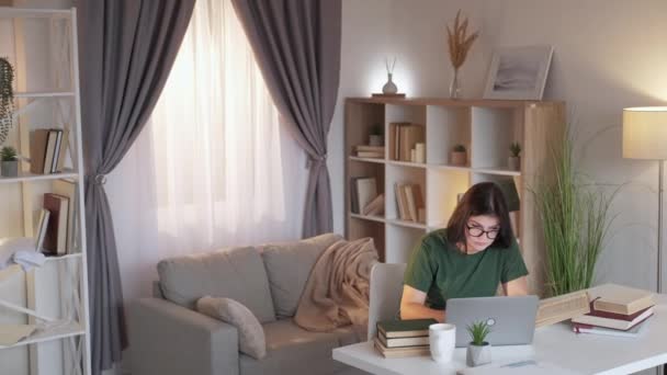 Žena workoholik dálkový freelancer notebook domů — Stock video