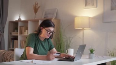 İnternet üzerinden alışveriş yapan kadın ödeme kartı dizüstü bilgisayarı