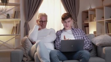 Aile videosu. Baba oğul laptopunu eve çağır.