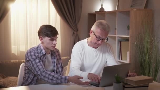Duas gerações de luta familiar pai filho laptop — Vídeo de Stock