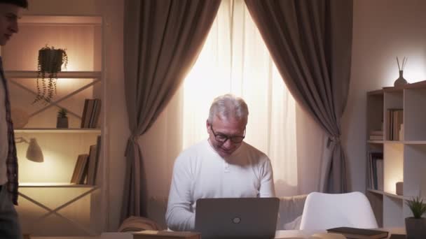 Kecanduan internet kompulsif berjudi ayah anak — Stok Video