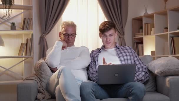 Familie Video Anruf Vater Sohn Freizeit Laptop zu Hause — Stockvideo