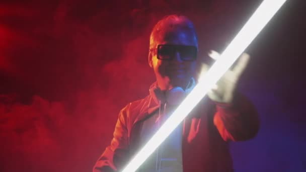 Upphetsad dans funky man helg neon party musik — Stockvideo