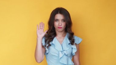 Güle güle jest yap kadın. Üzgünsün.